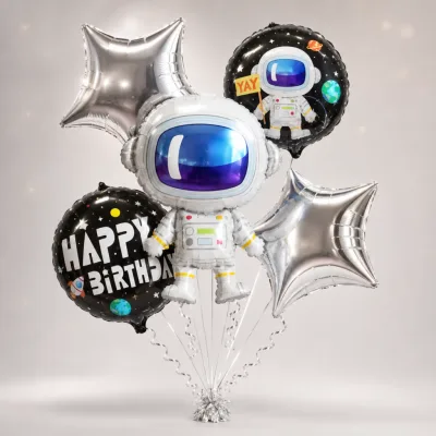 Kit de buquê com 5 balões de tema astronauta, pronto para montar arranjo de festa espacial.