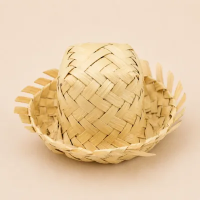 Mini chapéu de palha, adereço leve e item de decoração de mesa em festa junina.